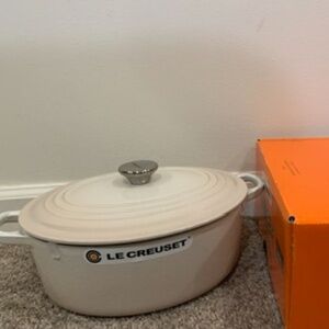 Le Creuset 4.5qt meringue oval Dutch oven